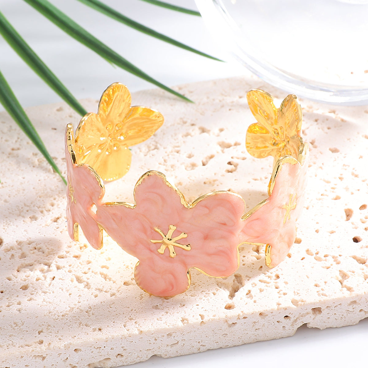 Ladies' bangle with floral motifs Symbol Fashion