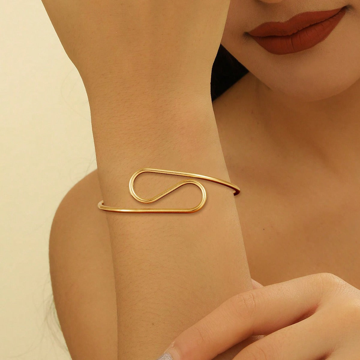 Women's cuff in modern wave pattern Symbol Fashion
