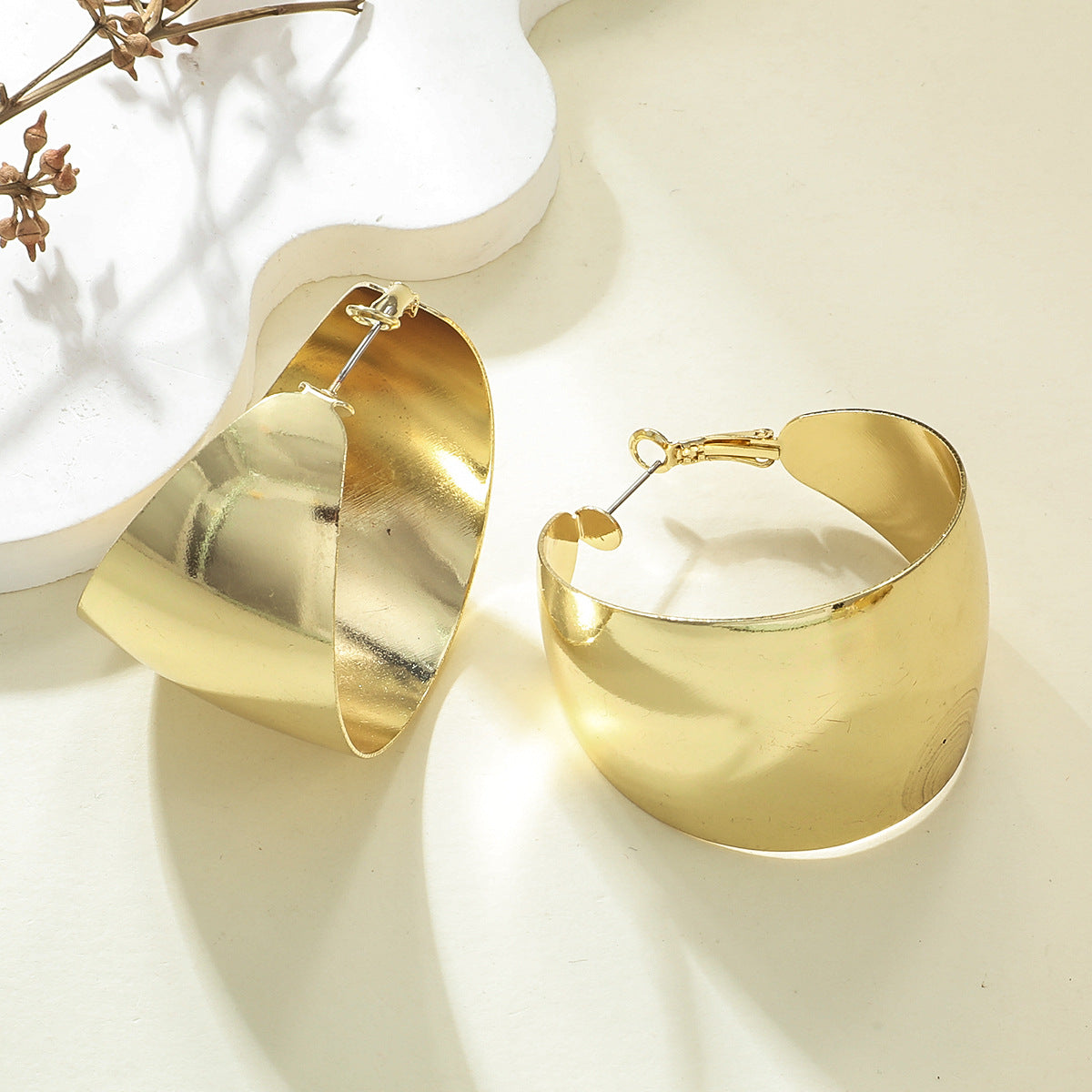 Women's Hanging Earrings in Elegant Wave Pattern Symbol Fashion