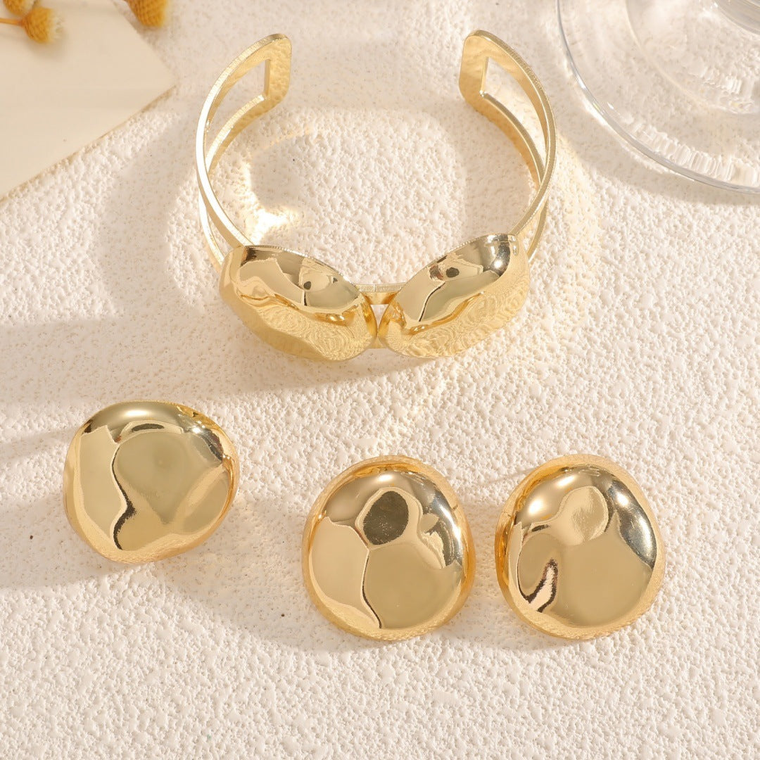 Ladies Open Cuff Bracelet with Elegant, Curved Design Symbol Fashion
