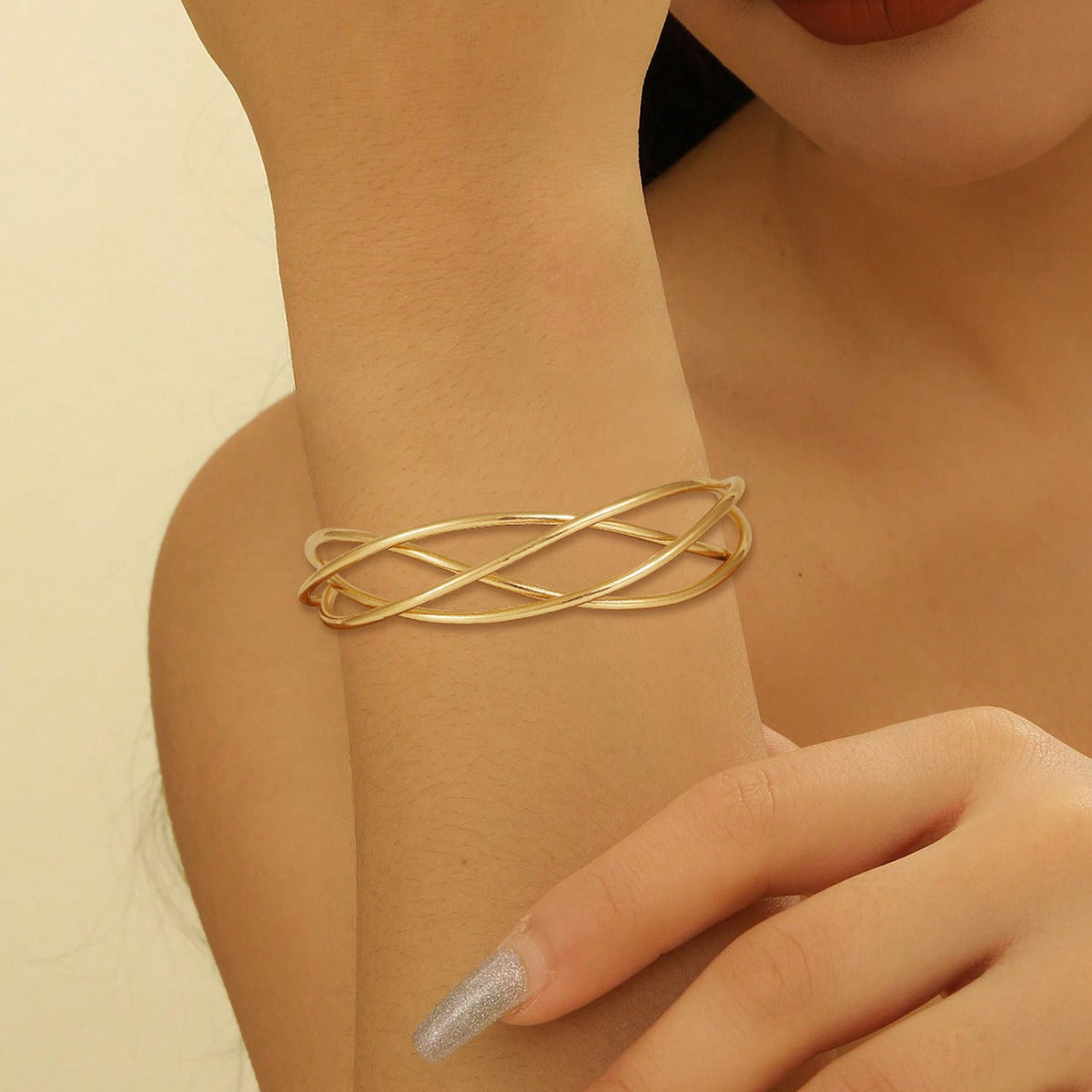 Ladies' bangle with elegant curved design Symbol Fashion