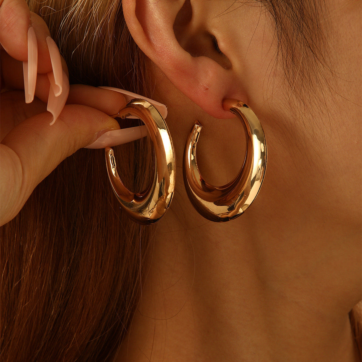 Women's Hanging Earrings in Modern Crescent Design Symbol Fashion