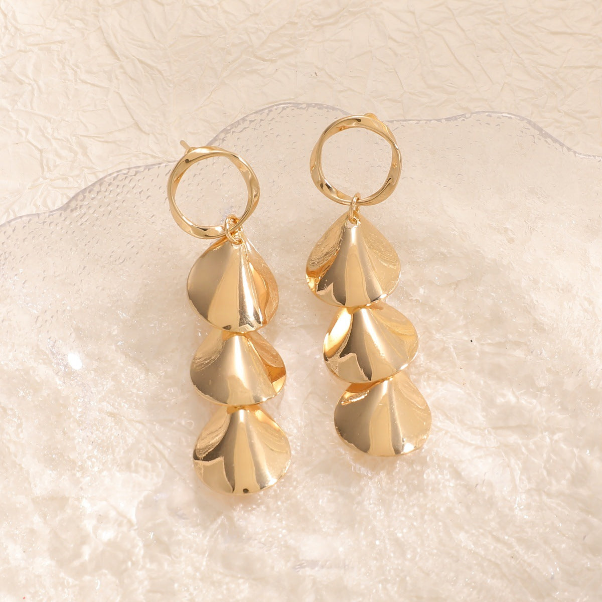 Women Hanging Earrings with Elegant Shell Design Symbol Fashion
