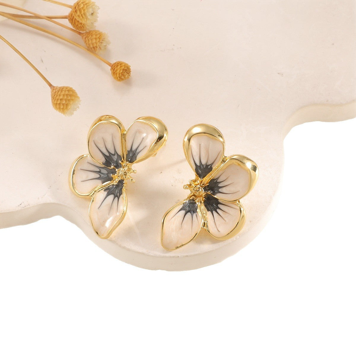 Women's ear clips in elegant floral design with a glossy coating Symbol Fashion
