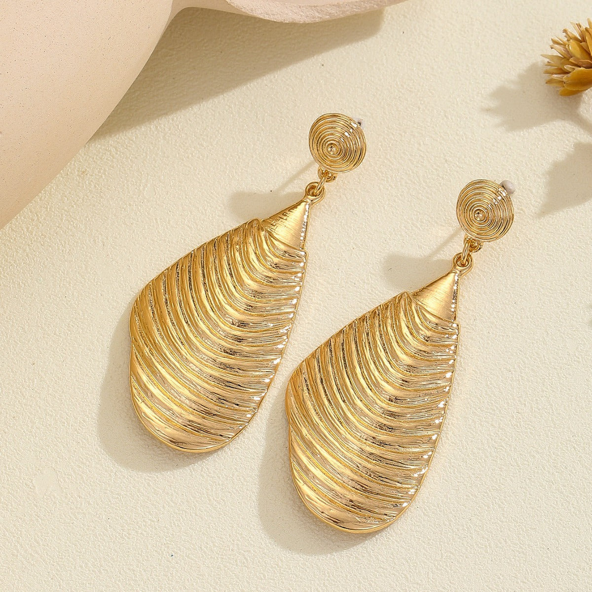 Ladies Elegant Earrings made of high-quality, textured metal Symbol Fashion
