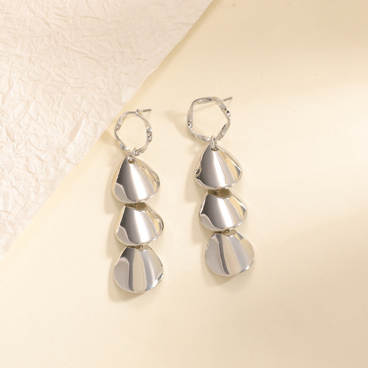 Women Hanging Earrings with Elegant Shell Design Symbol Fashion