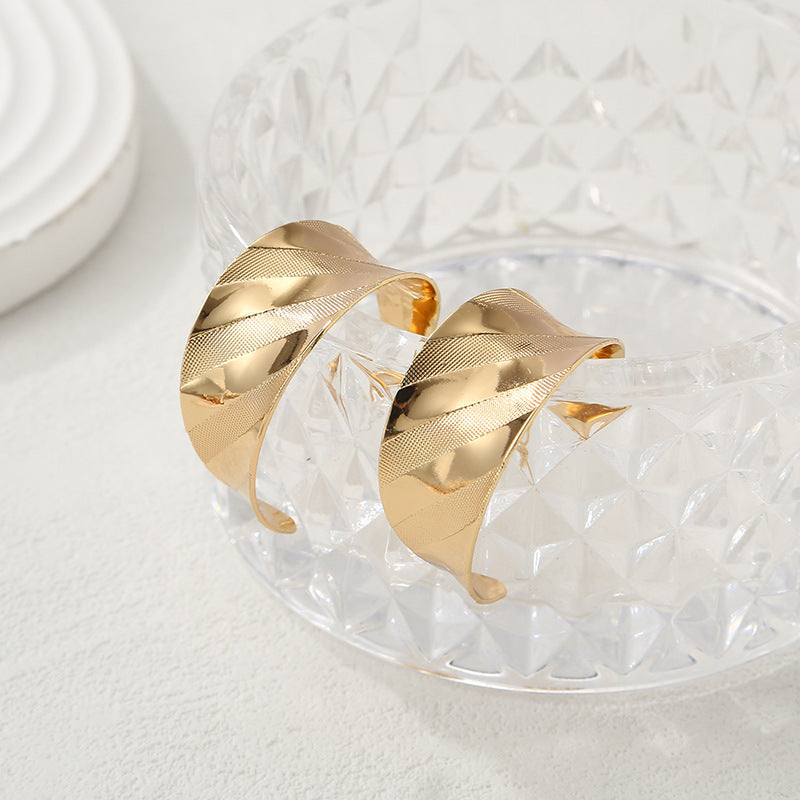 Women's bangles made of high-quality metal with an elegant wave pattern Symbol Fashion