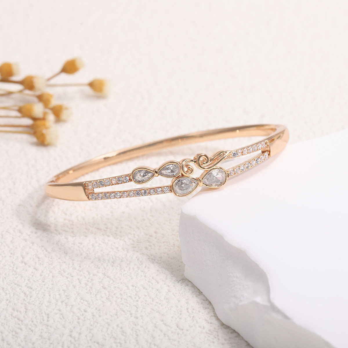 Women's bangle with elegant infinity pattern and sparkling zirconia Symbol Fashion