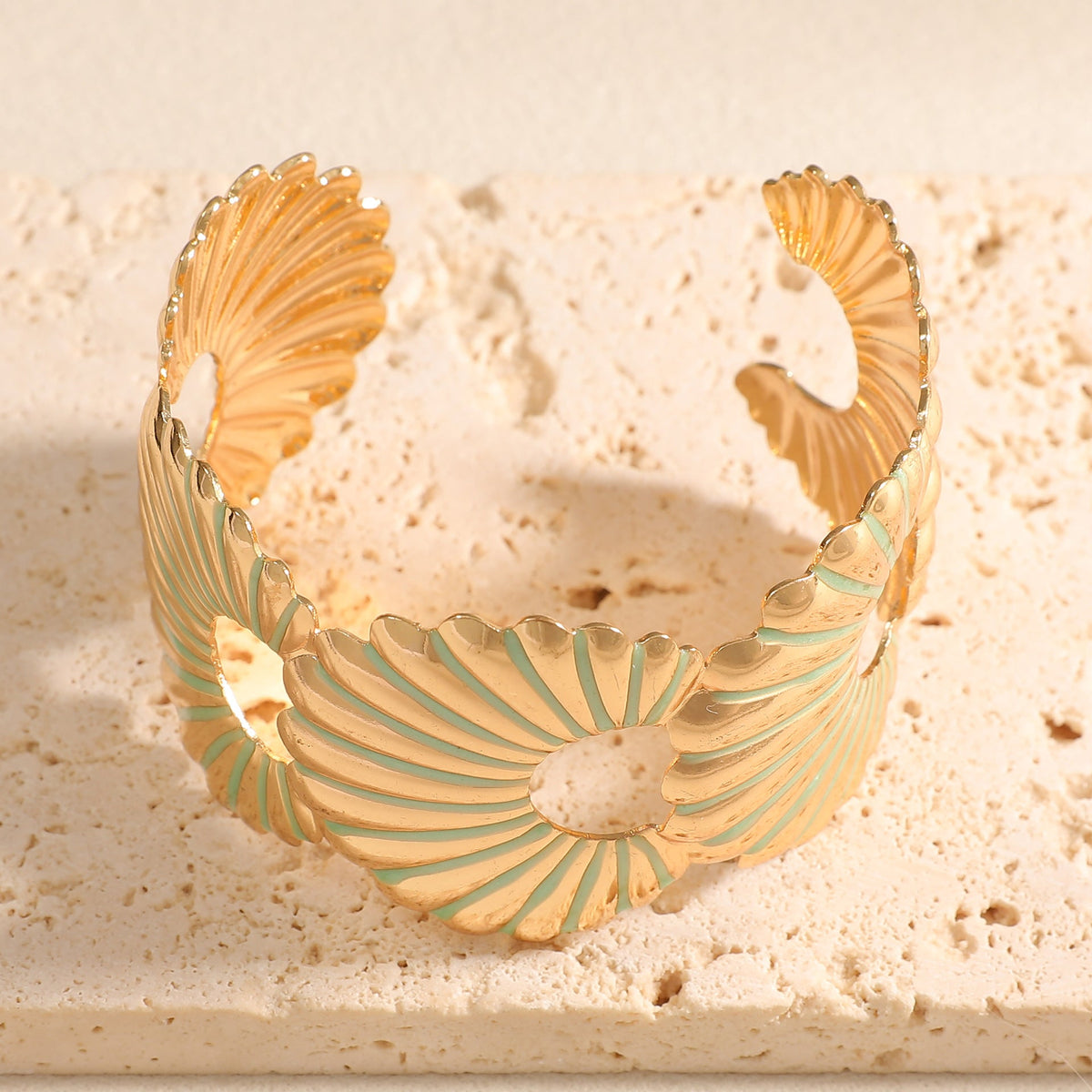 Women's bangle with elegant shell design Symbol Fashion