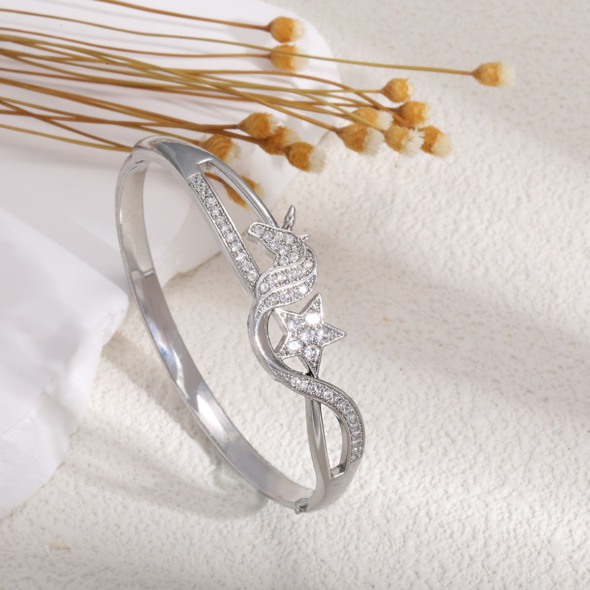 Women's bangle with elegant infinity pattern and sparkling zirconia Symbol Fashion