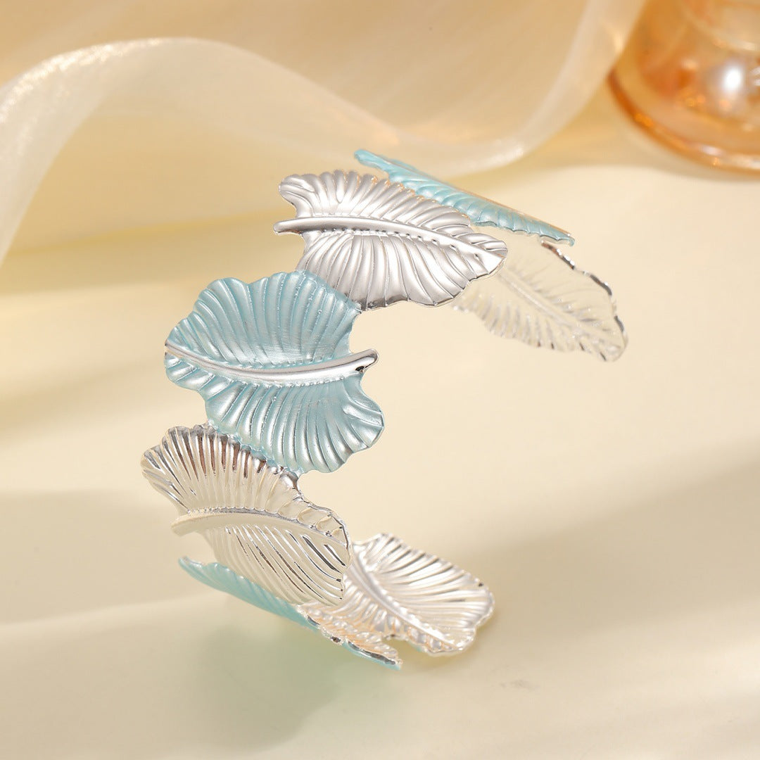 Women’s bracelet with elaborate leaf design Symbol Fashion