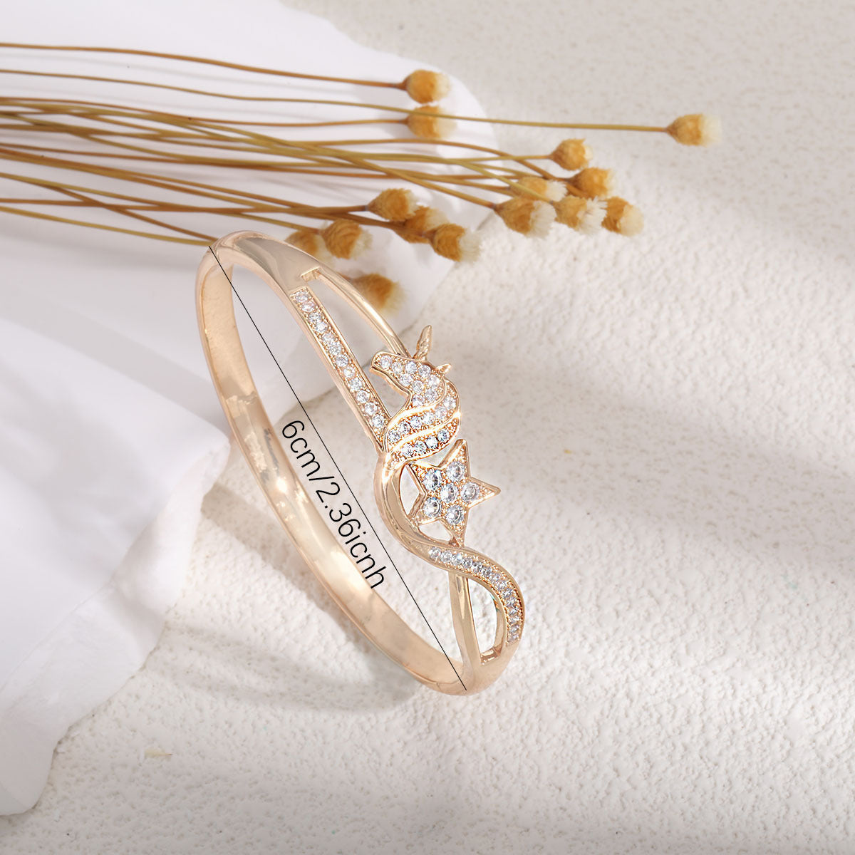Women's bangle with elegant infinity pattern and sparkling zirconia Symbol Fashion