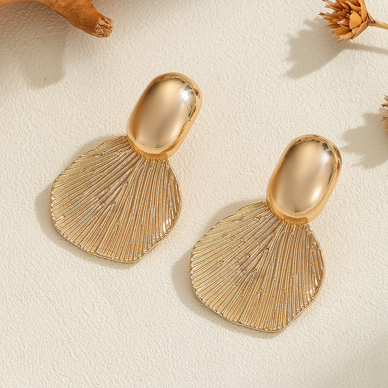 Ladies Hanging Earrings with Luxurious Leaf Design Symbol Fashion
