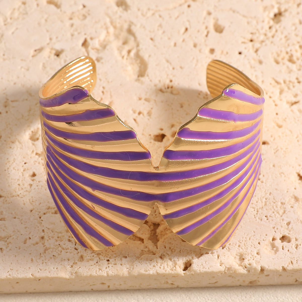 Women's bangle with elegant shell design Symbol Fashion