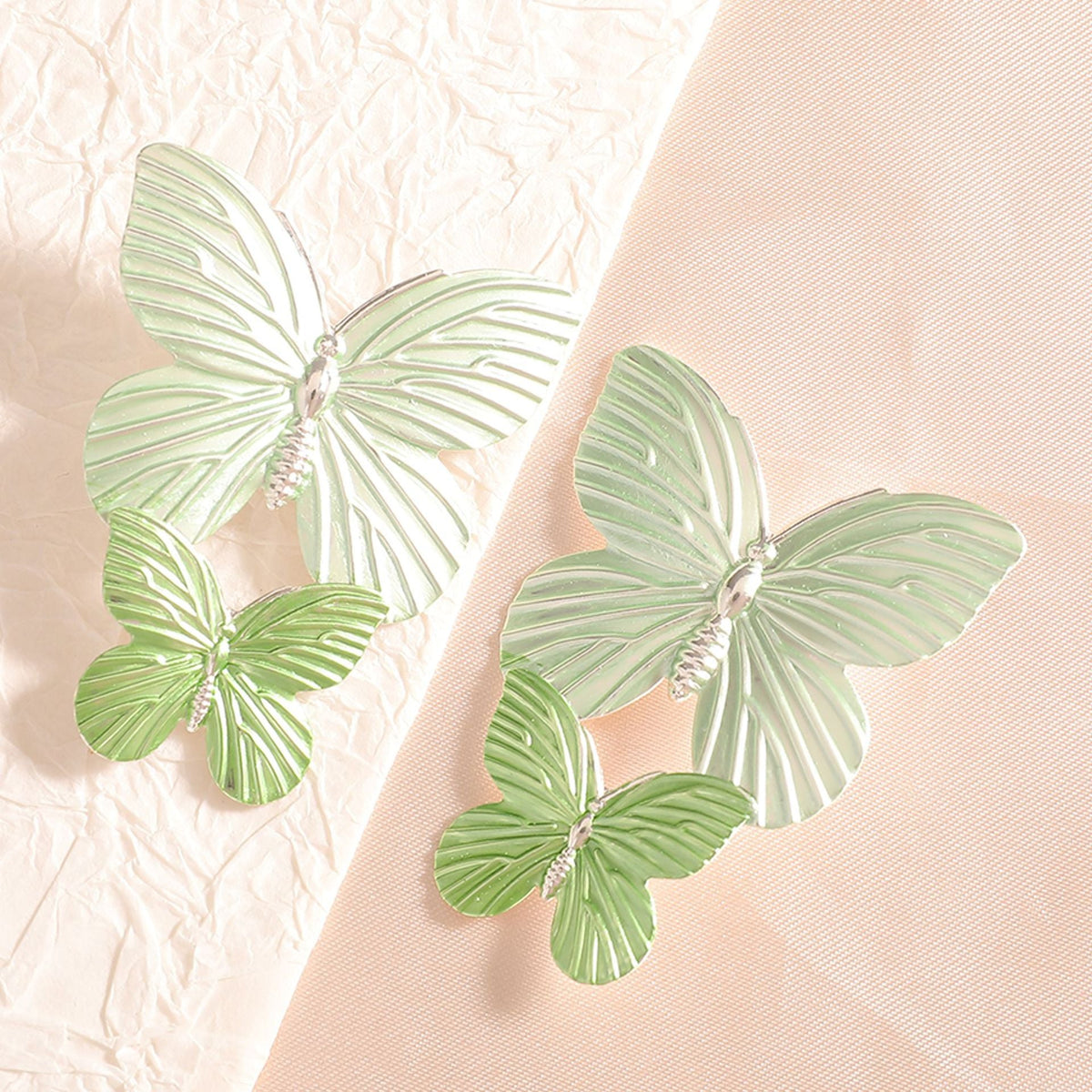 Ladies' brooches in elegant butterfly design Symbol Fashion