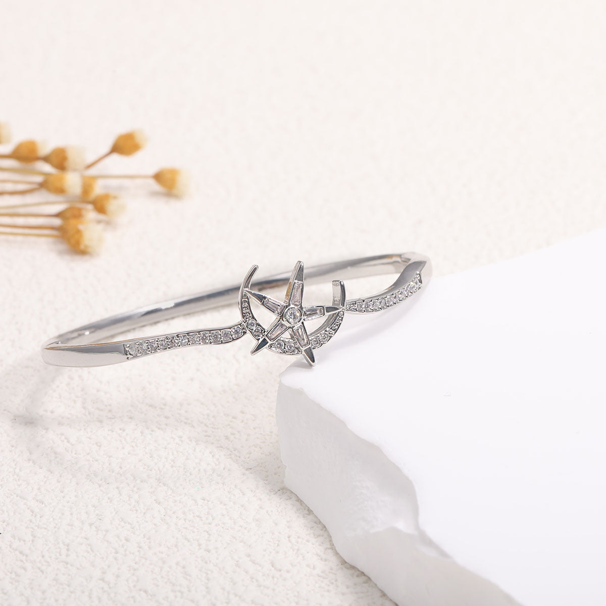 Women's bangle with elegant infinity pattern and sparkling zirconia Symbol Fashion