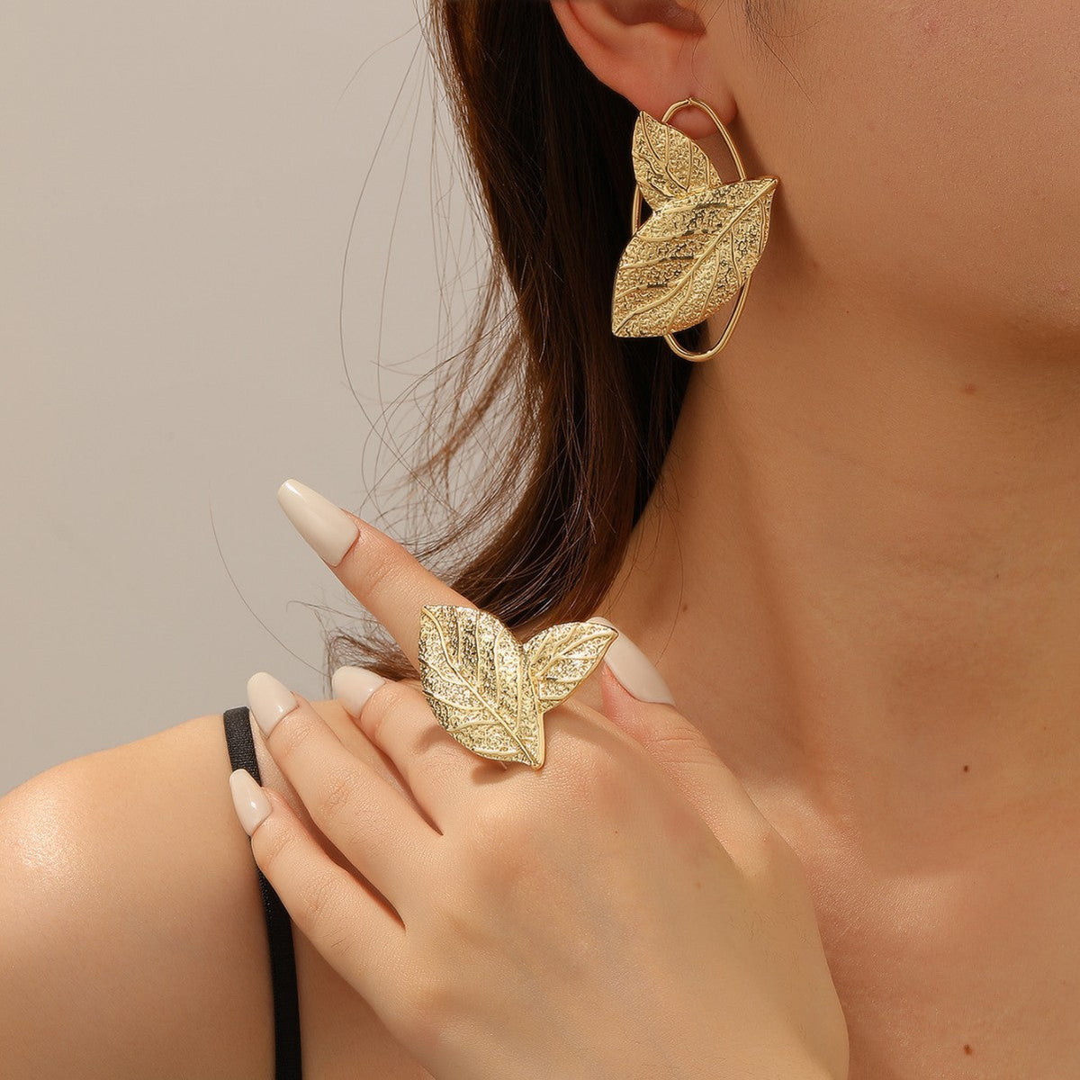 Women’s bracelet with elaborate leaf design Symbol Fashion