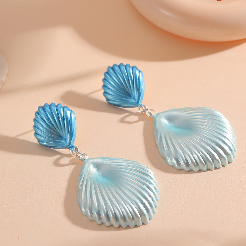 Ladies Hanging Earrings in Elegant Shell Design Symbol Fashion