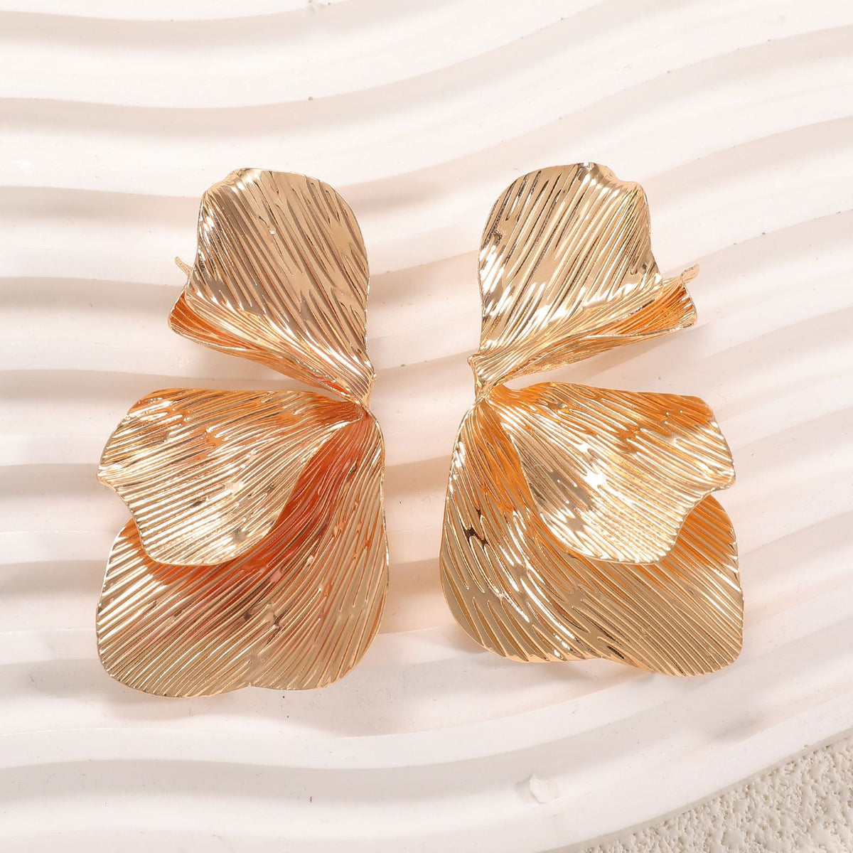 Women's ear clips in an elegant, textured design Symbol Fashion