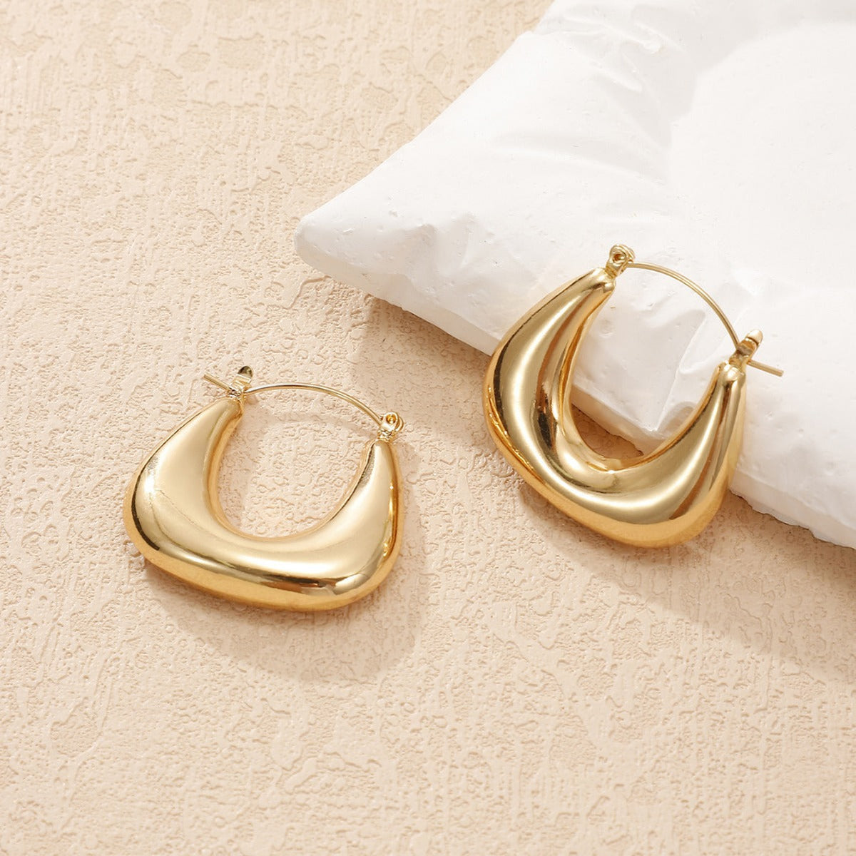 Ladies earrings in a modern, curved design Symbol Fashion