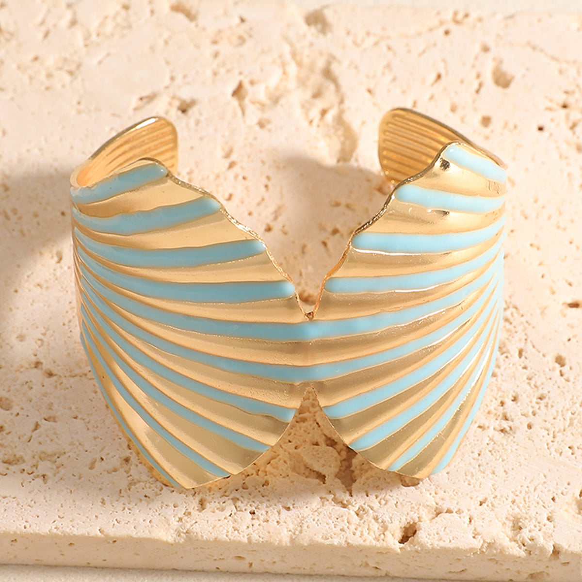 Women's bangle with elegant shell design Symbol Fashion