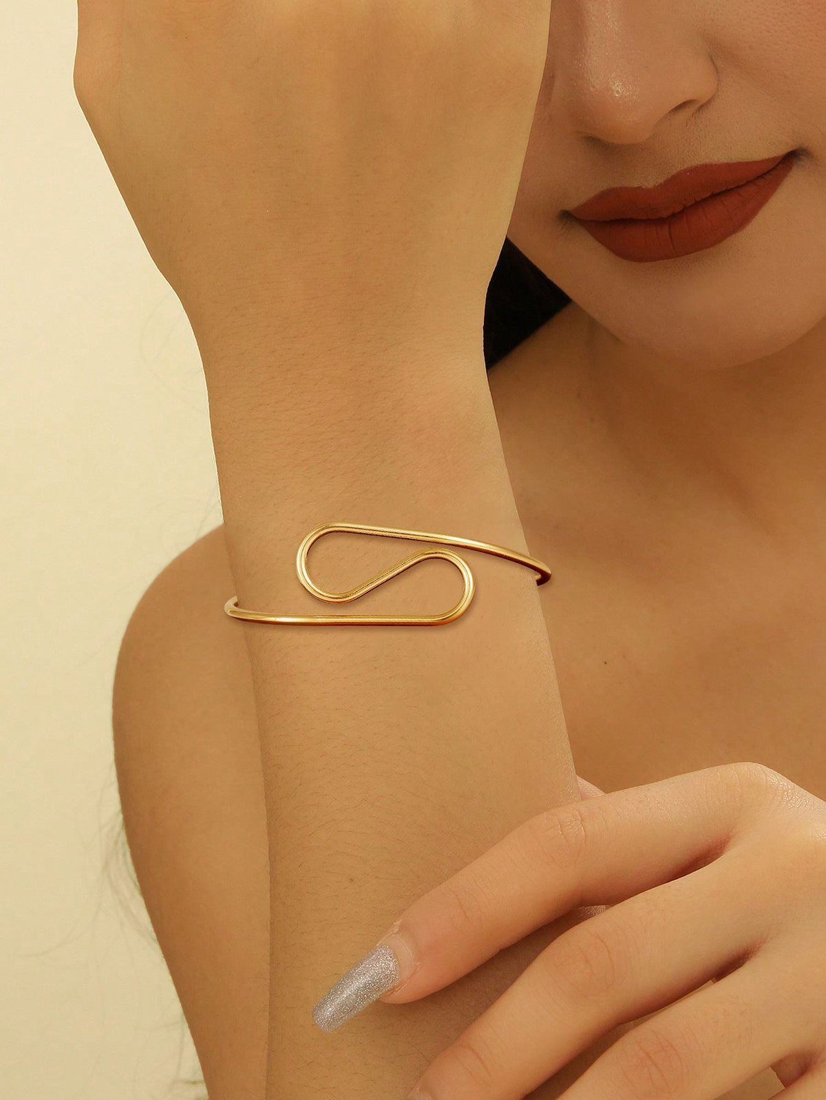 Women's cuff in modern wave pattern Symbol Fashion