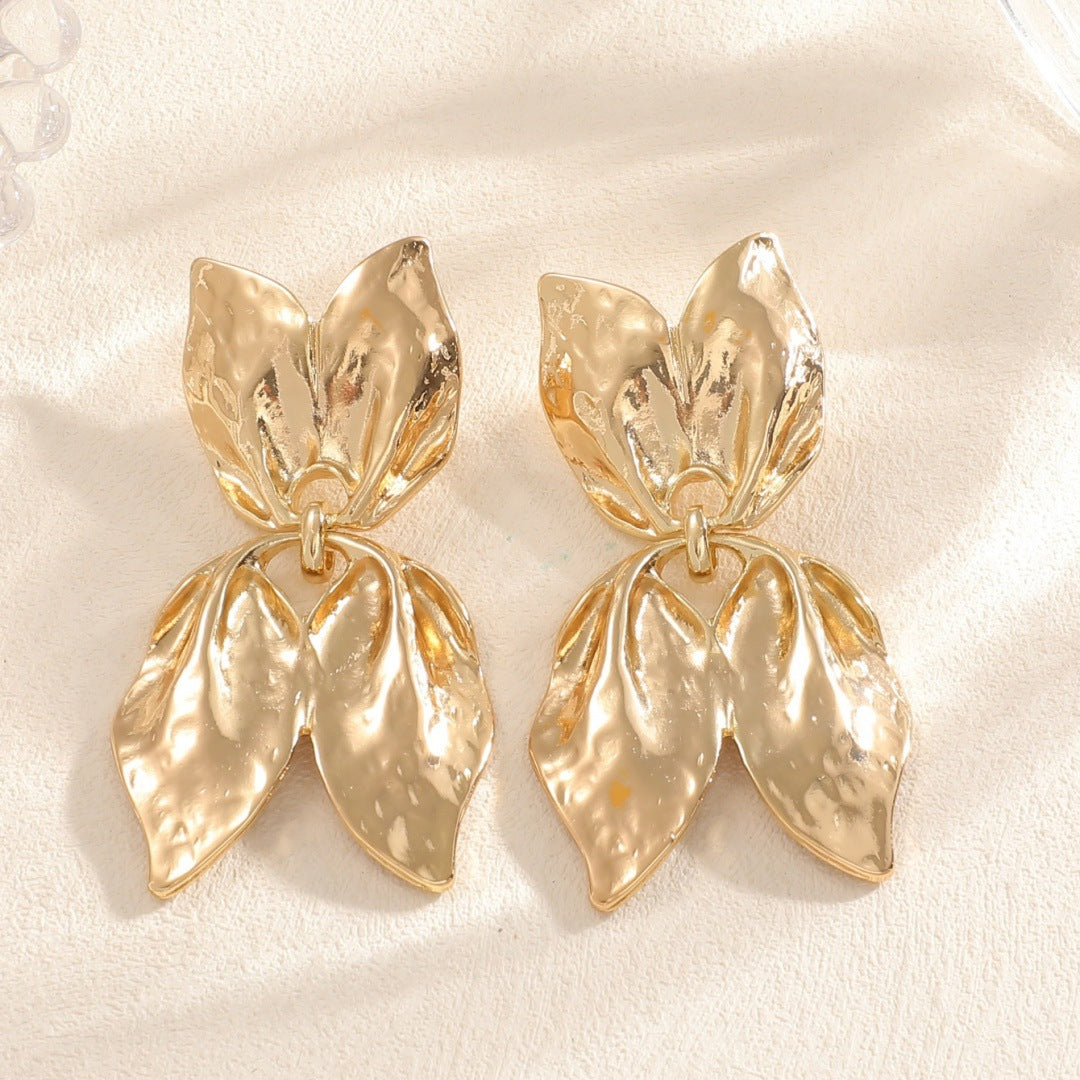 Ladies earrings in elegant leaf design Symbol Fashion