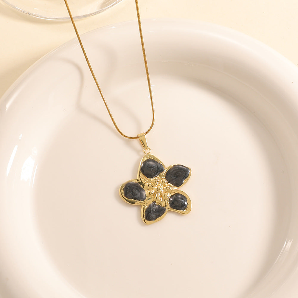 Women’s necklace with elaborately designed flower pendant Symbol Fashion