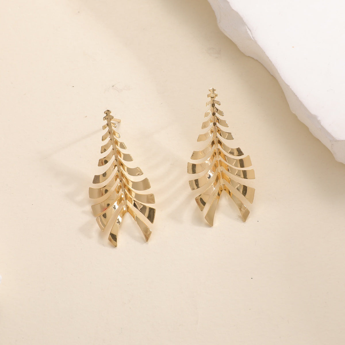 Women Hanging Earrings in Elegant Leaf Design Symbol Fashion