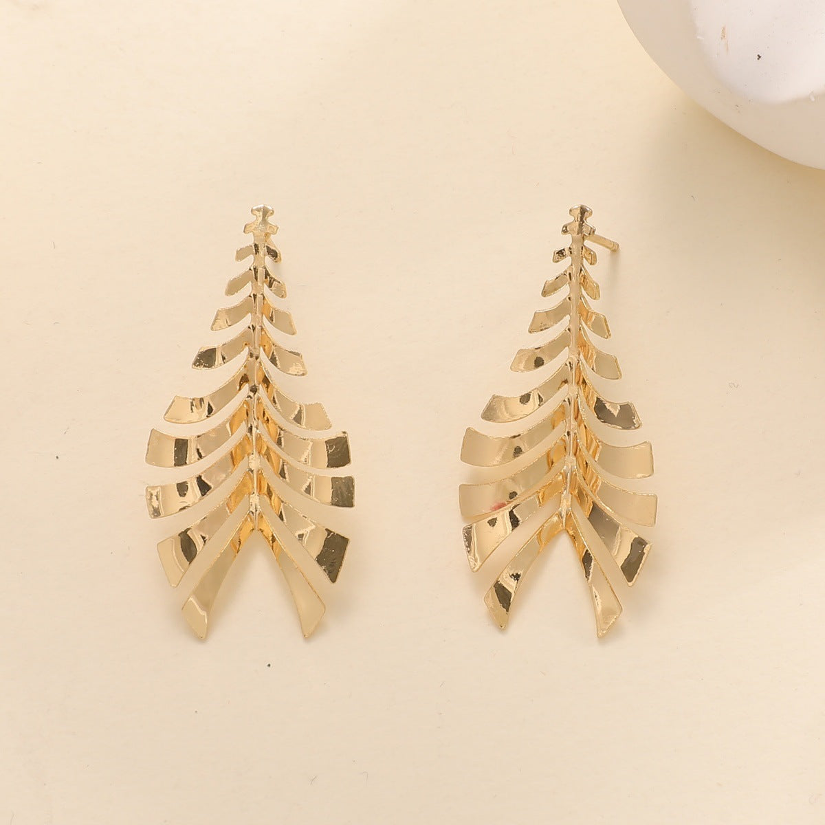 Women Hanging Earrings in Elegant Leaf Design Symbol Fashion