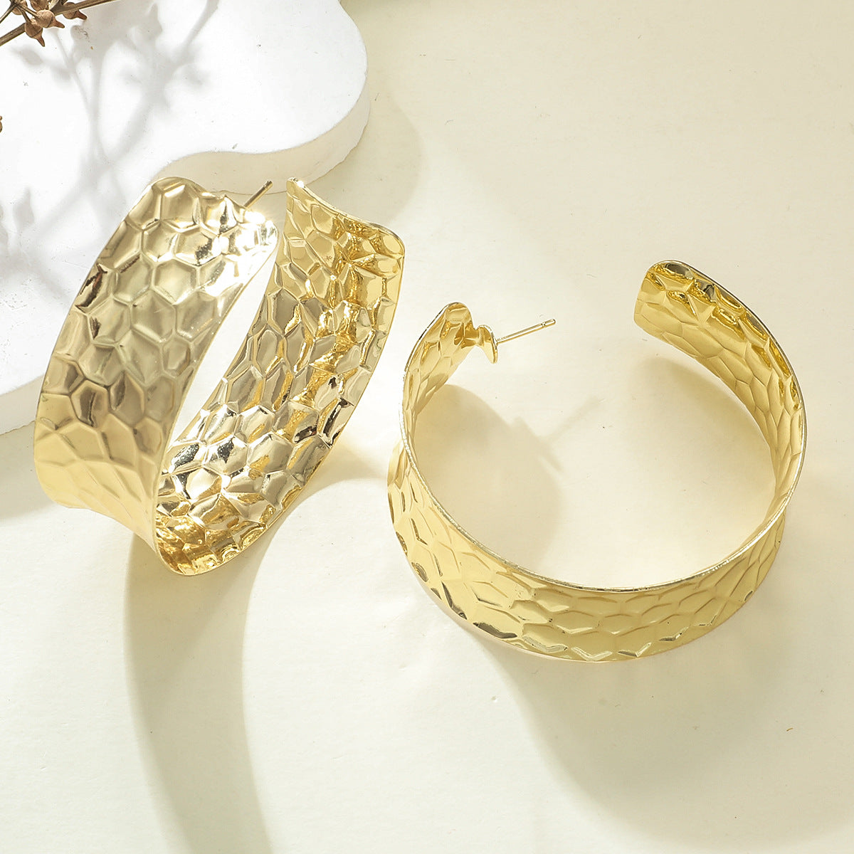 Women's Hanging Earrings in Elegant Wave Pattern Symbol Fashion