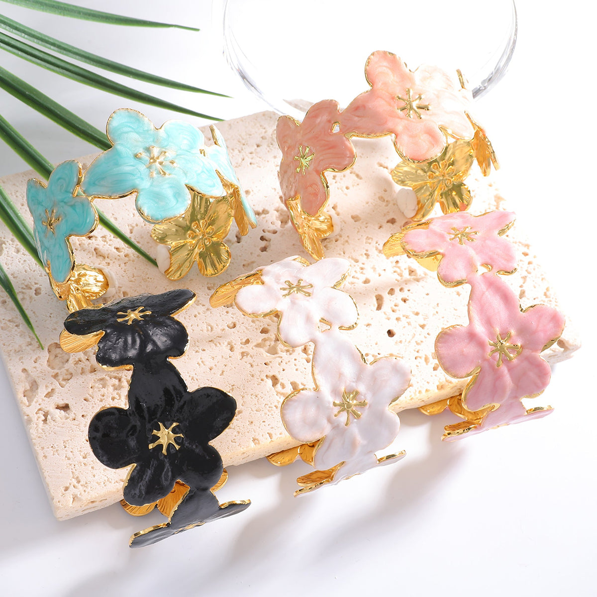 Ladies' bangle with floral motifs Symbol Fashion