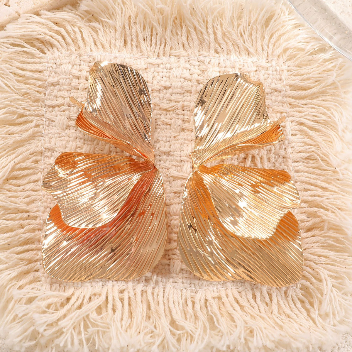 Women's ear clips in an elegant, textured design Symbol Fashion
