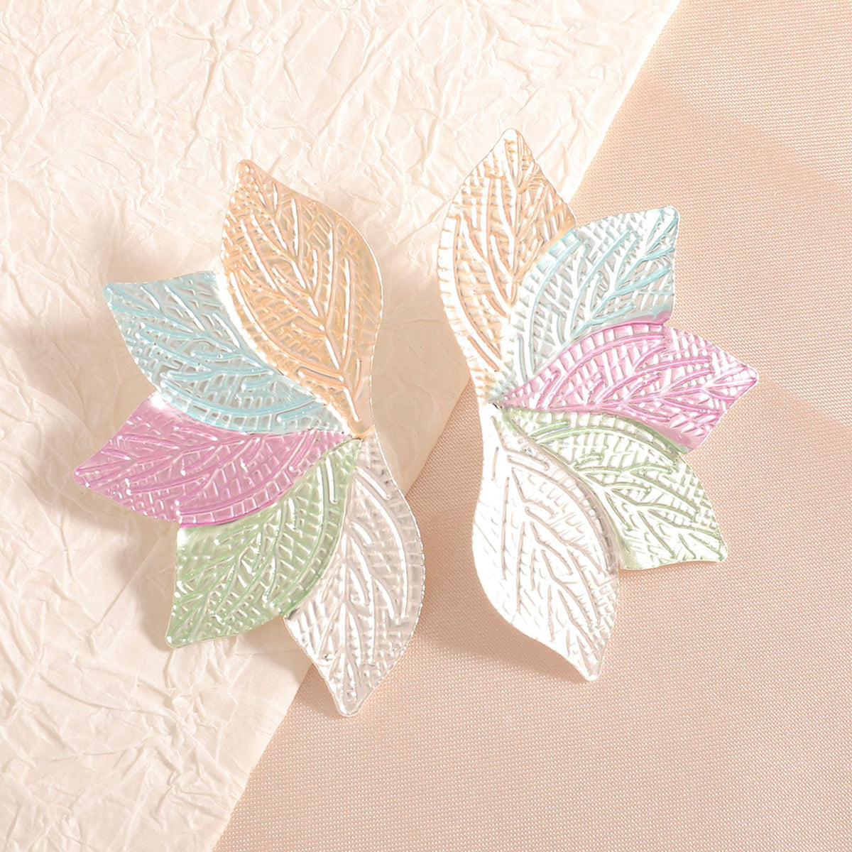 Women’s hair accessory with elaborate leaf design Symbol Fashion