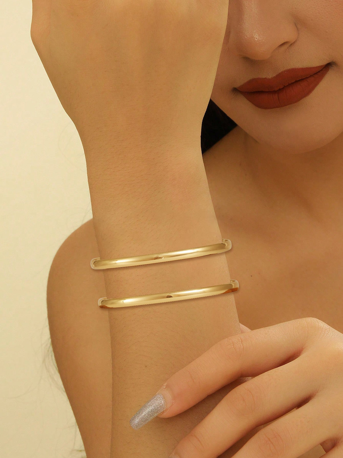 Ladies' bangle with elegant curved design Symbol Fashion