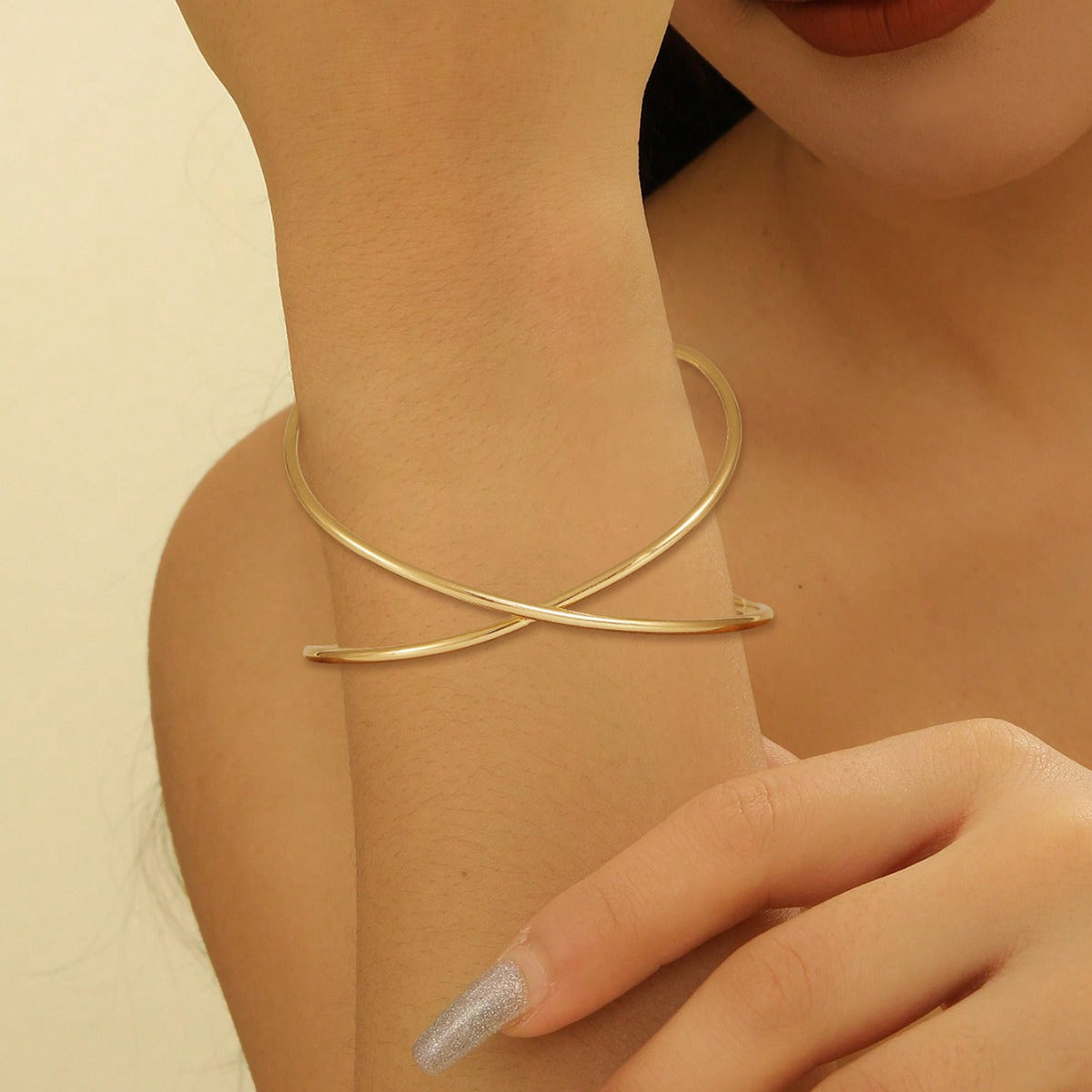 Ladies' bangle with elegant curved design Symbol Fashion