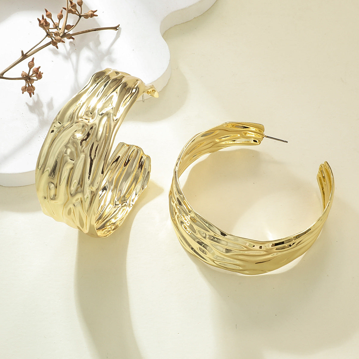 Women's Hanging Earrings in Elegant Wave Pattern Symbol Fashion