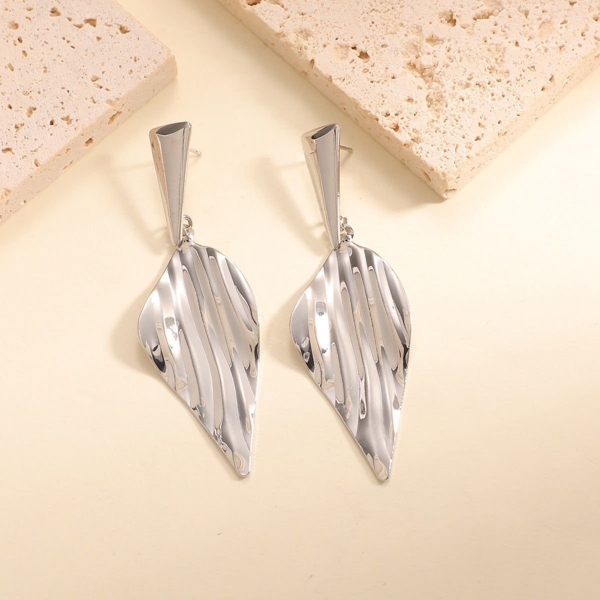 Women's Hanging Earrings in Stylish Leaf Design Symbol Fashion