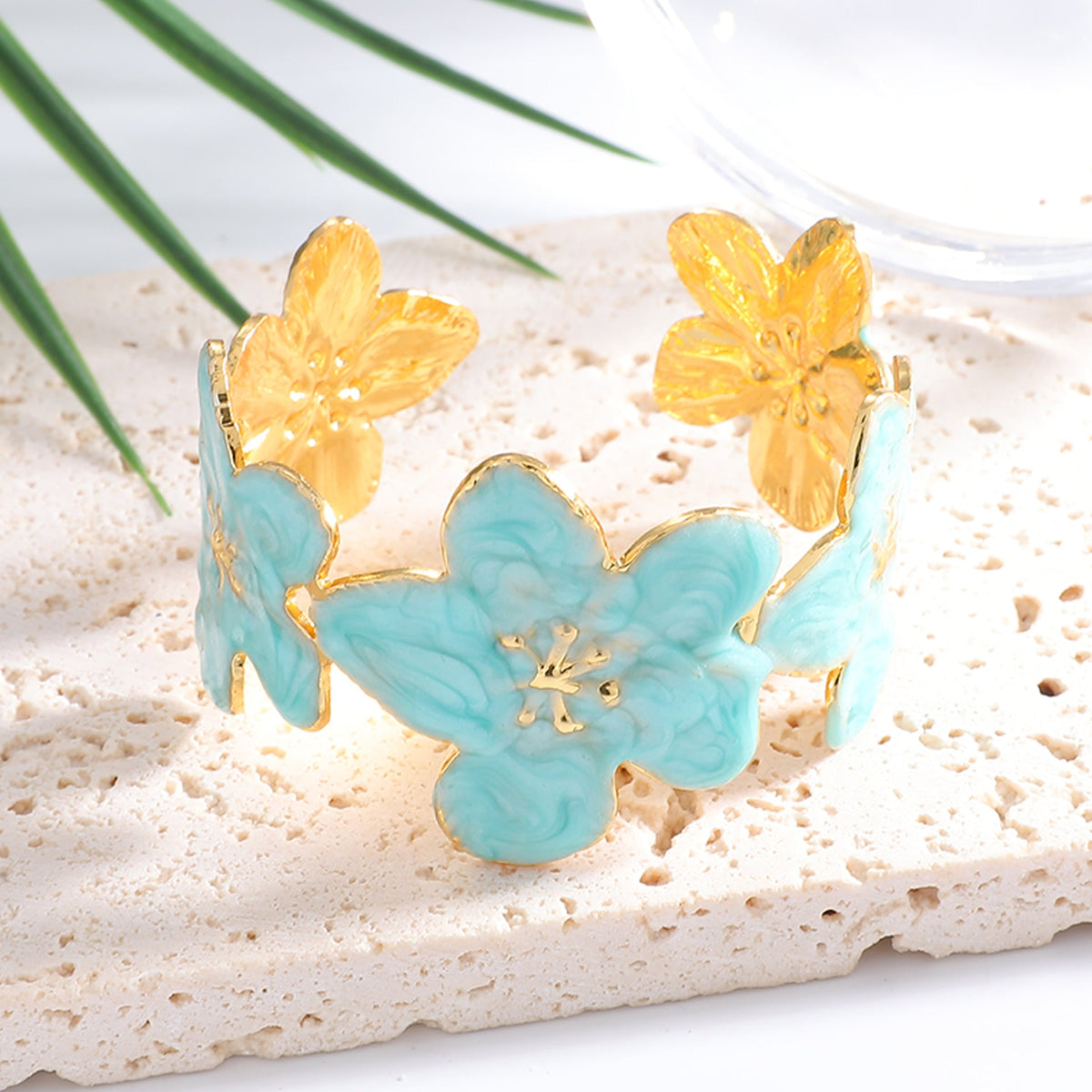 Ladies' bangle with floral motifs Symbol Fashion