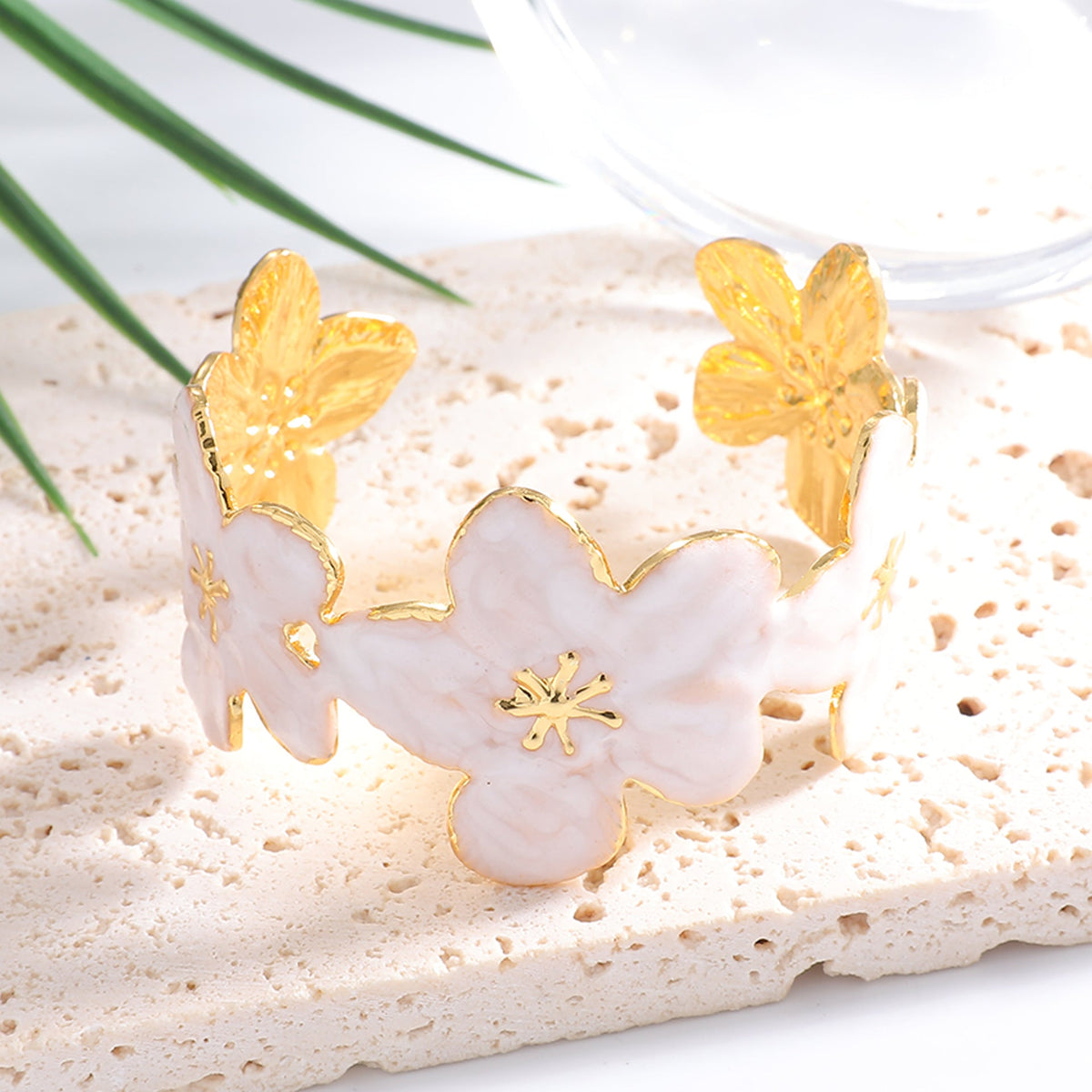 Ladies' bangle with floral motifs Symbol Fashion