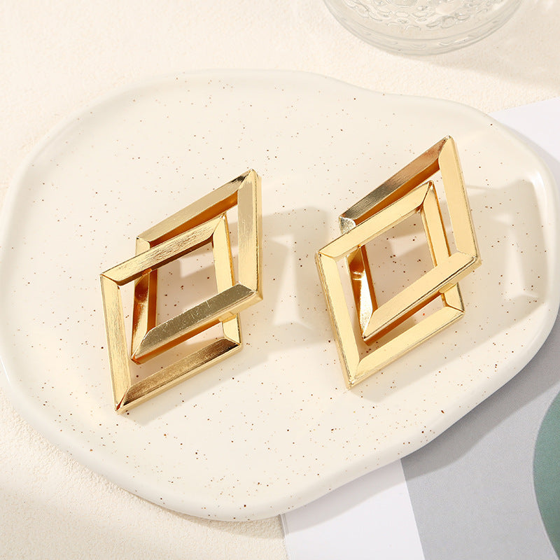 Women's Hanging Earrings with Square Design and Glossy Surface Symbol Fashion