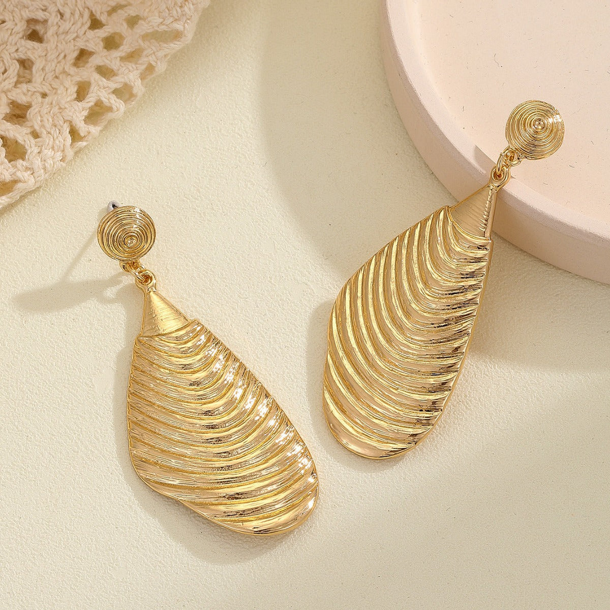 Ladies Elegant Earrings made of high-quality, textured metal Symbol Fashion