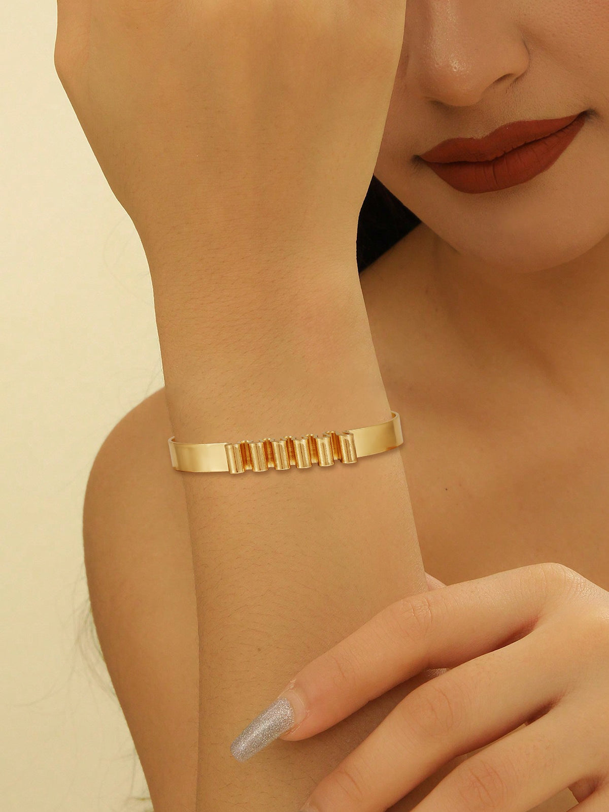 Ladies' bangle with elegant curved design Symbol Fashion