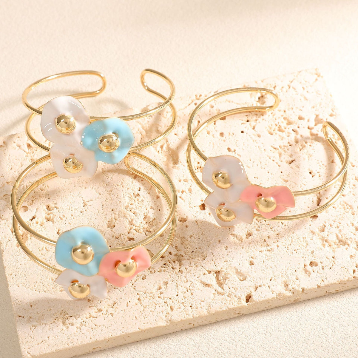 Women's bangle with elaborate floral design Symbol Fashion
