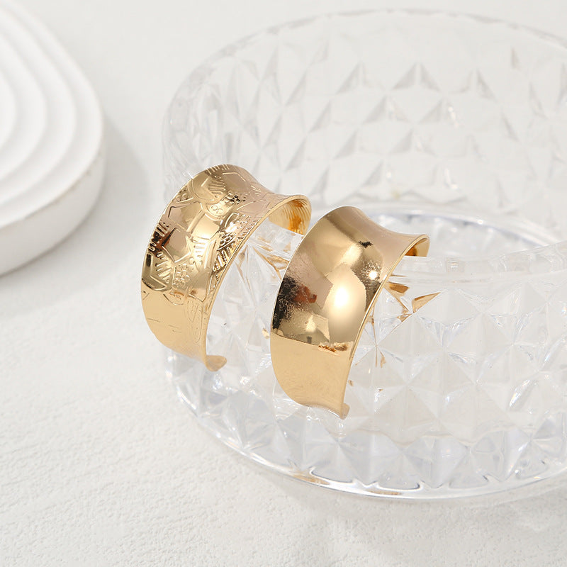 Women's bangles made of high-quality metal with an elegant wave pattern Symbol Fashion