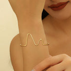 Women's cuff in modern wave pattern Symbol Fashion