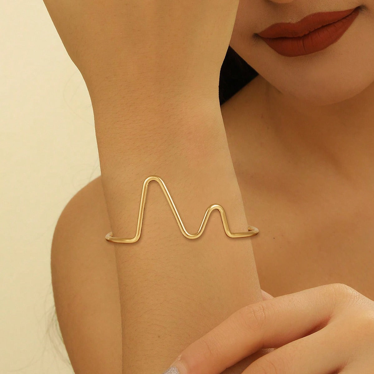 Women's cuff in modern wave pattern Symbol Fashion