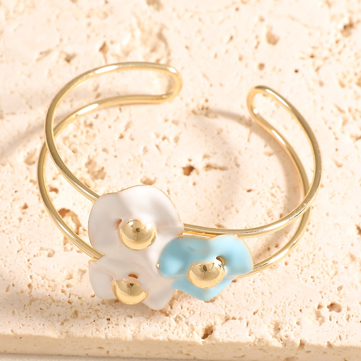 Women's bangle with elaborate floral design Symbol Fashion
