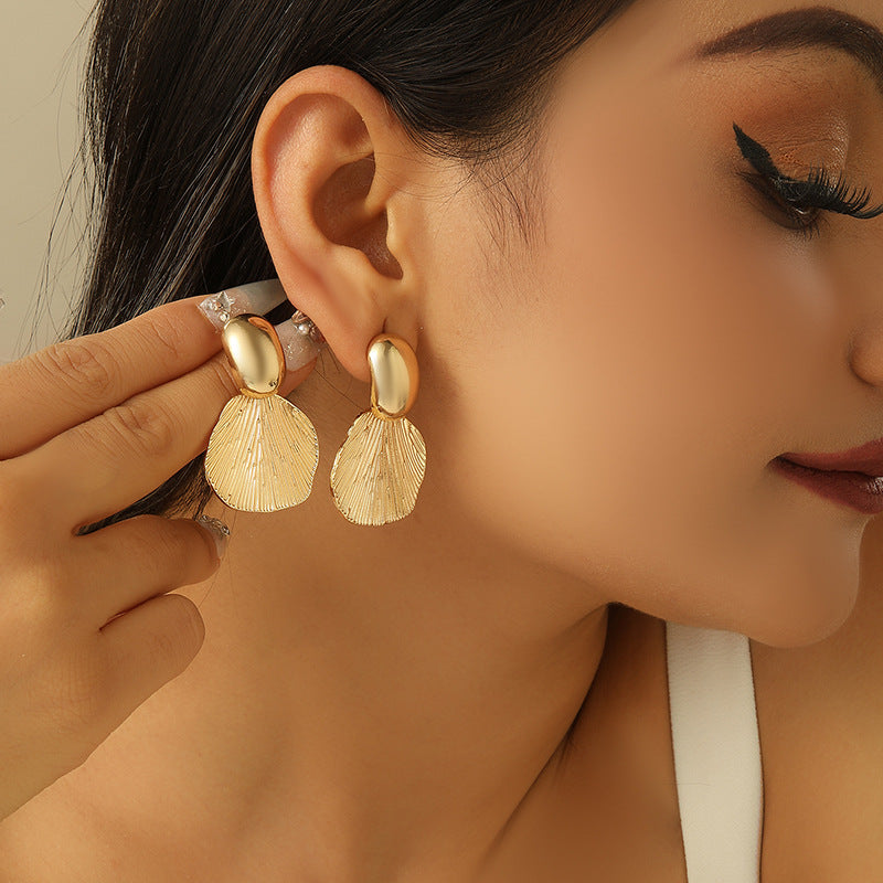 Ladies Hanging Earrings with Luxurious Leaf Design Symbol Fashion