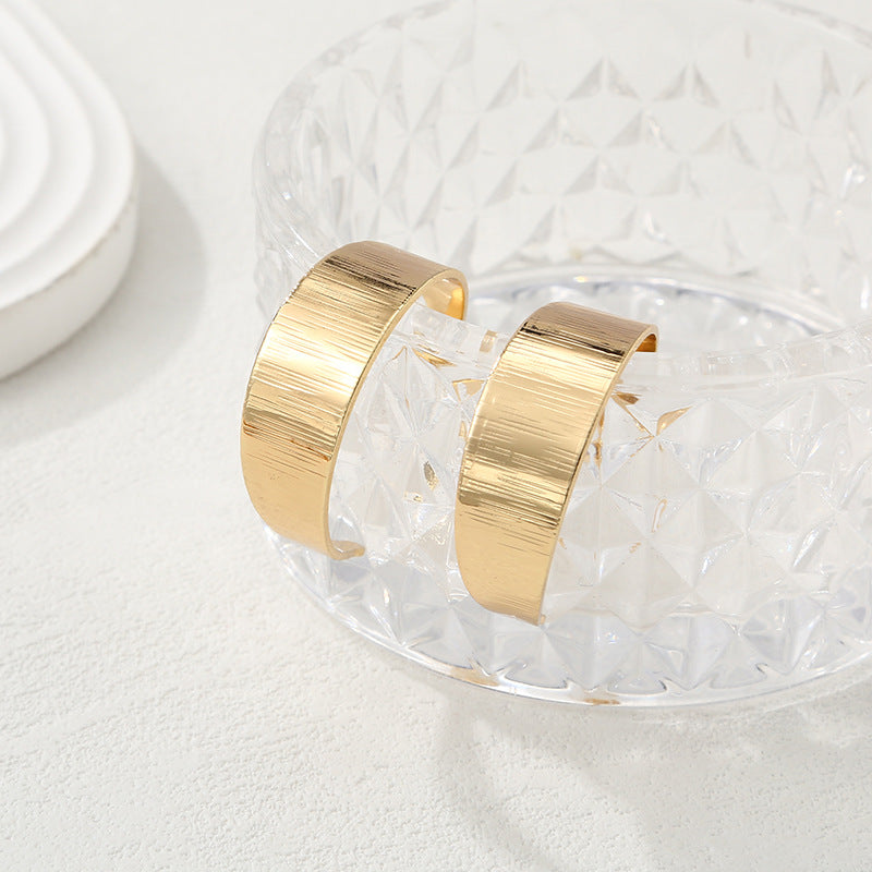 Women's bangles made of high-quality metal with an elegant wave pattern Symbol Fashion
